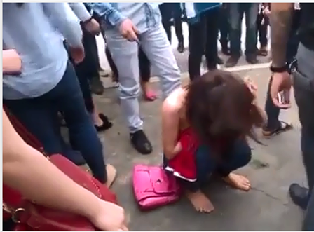 Nữ sinh lại đánh nhau, lột hết nội y